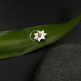 Pretty Flower Nose Pin (Emerald)